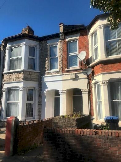 3 Bedroom Flat To Rent In Nightingale Road, Willesden, NW10