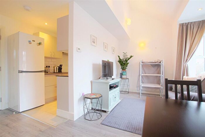 2 Bedroom Flat To Rent In Regina Road, Ealing, W13