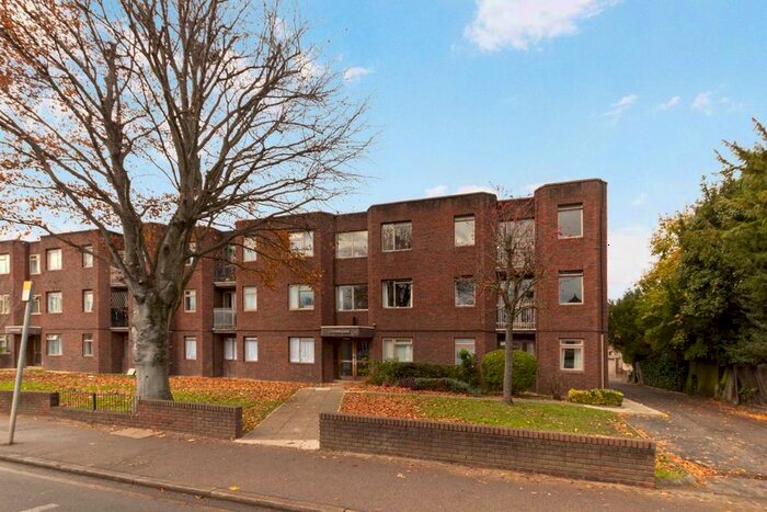 3 Bedroom Flat To Rent In Worple Road, London, SW19