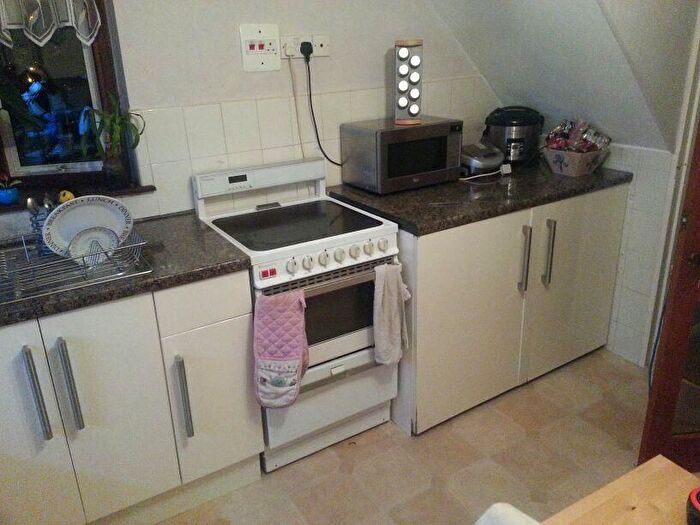 3 Bedroom Detached House To Rent In Rushey Hill, Enfield, EN2