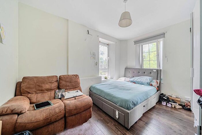 2 Bedroom Flat For Sale In Peckham Road, Peckham, London, SE5