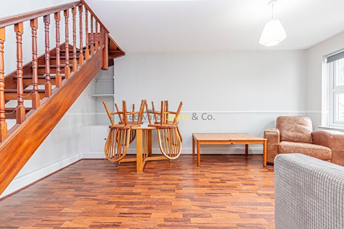 2 Bedroom Flat To Rent In Bethnal Green Road, London, E2