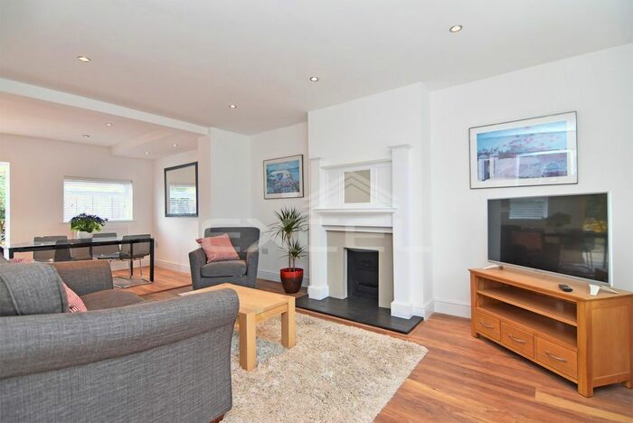 3 Bedroom Flat To Rent In Saxon Drive, West Acton, London, W3