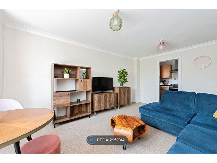 2 Bedroom Flat To Rent In Woodall House, Isleworth, TW7