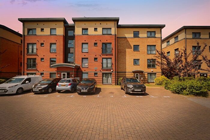 2 Bedroom Flat To Rent In Raven Close, Watford, WD18