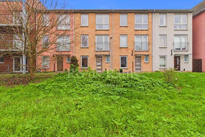 5 Bedroom Terraced House For Sale In Waylen Gardens, Dartford, Kent, DA1