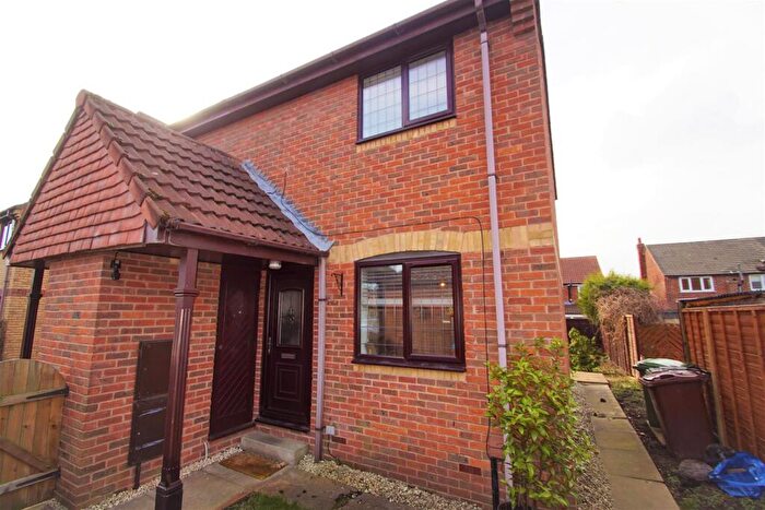2 Bedroom Town House To Rent In Longfield Drive, Halton, Leeds, LS15