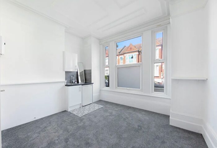 Studio To Rent In Kingscourt Road, London, SW16