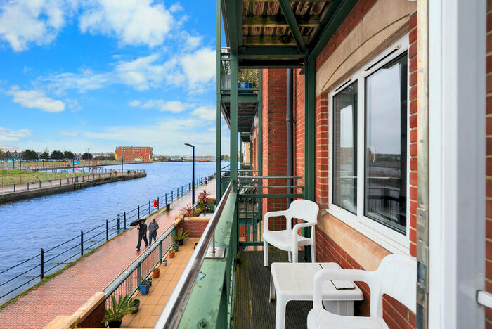2 Bedroom Apartment For Sale In Adventurers Quay, Cardiff, CF10
