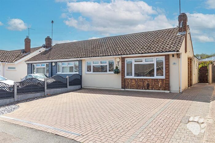 3 Bedroom Semi-Detached Bungalow For Sale In Windsor Gardens, Runwell, SS11