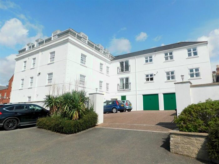 2 Bedroom Flat To Rent In West Street, Axminster, EX13