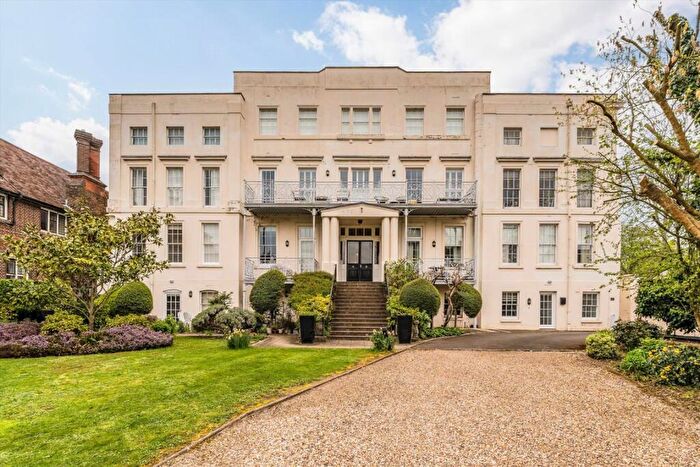 1 Bedroom Flat To Rent In Hampton Court Road, East Molesey, KT8