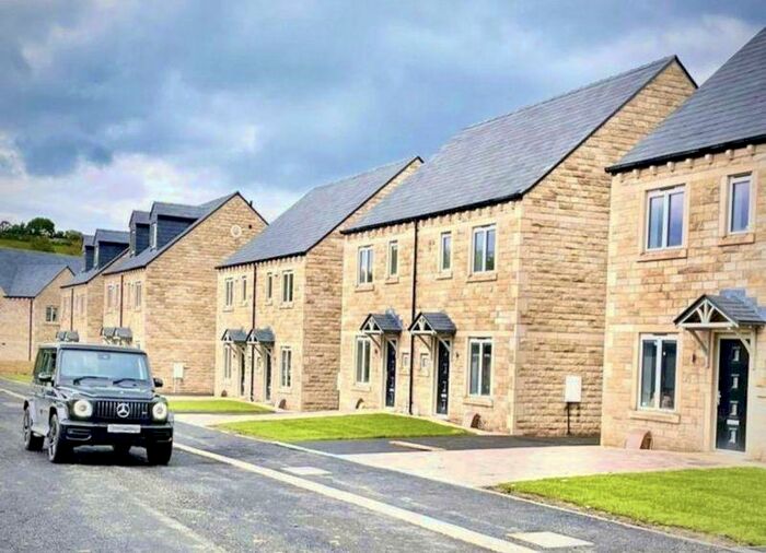 3 Bedroom Semi-Detached House To Rent In Lions Way, Cleckheaton, West Yorkshire, BD19