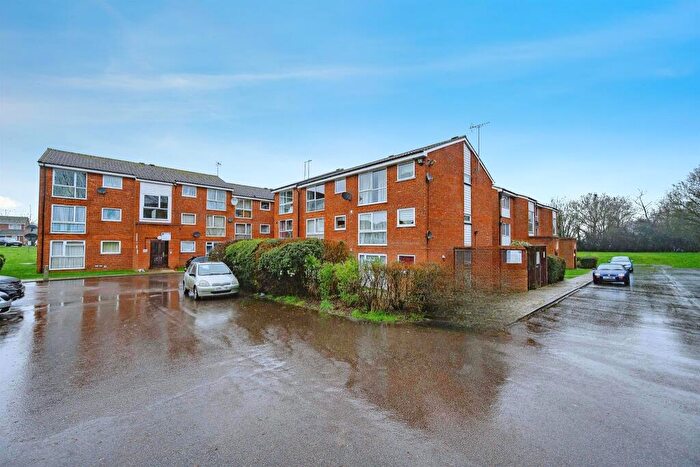 2 Bedroom Flat For Sale In Nightingale Walk, Hemel Hempstead, HP2