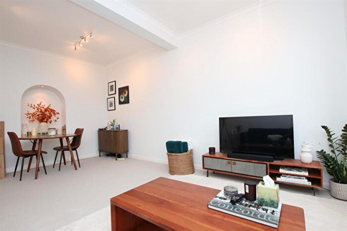 2 Bedroom Flat To Rent In Bennett Street, Bath, BA1
