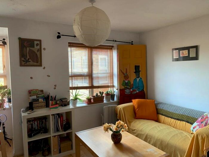 2 Bedroom Flat To Rent In Burnham Close, Bermondsey, London, SE1