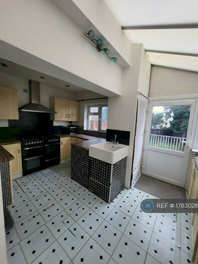 2 Bedroom Semi-Detached House To Rent In Cuxton Road, Rochester, ME2