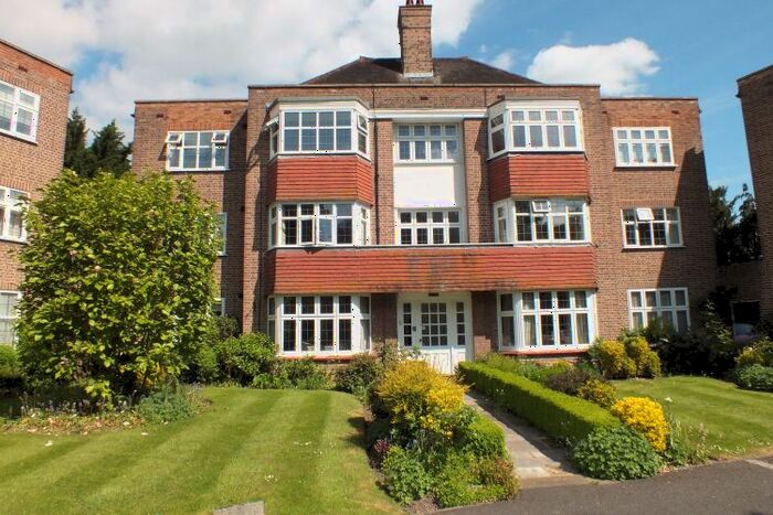 3 Bedroom Flat To Rent In Imber Close, Esher, KT10