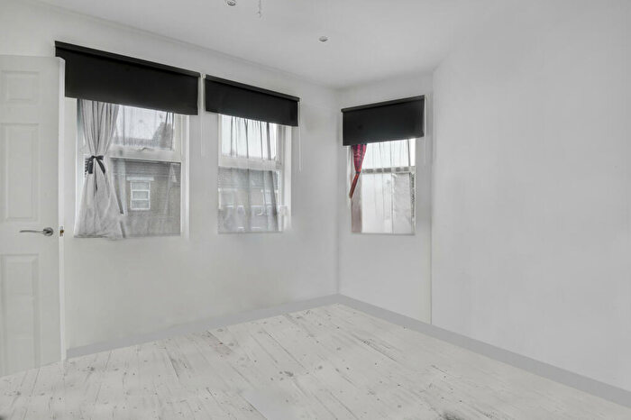 2 Bedroom Apartment For Sale In Sumner Road, Croydon, Surrey, CR0