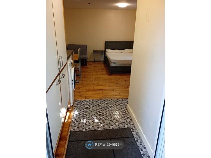 Studio To Rent In Ellesmere Road, London, W4