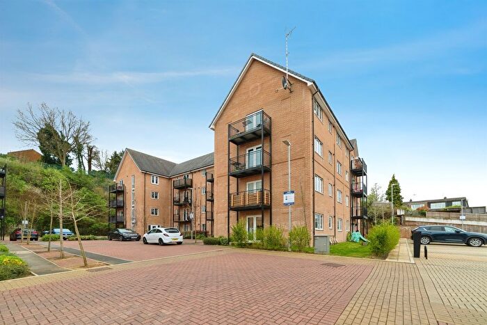 2 Bedroom Flat For Sale In Arnold Close, Hertford, SG13