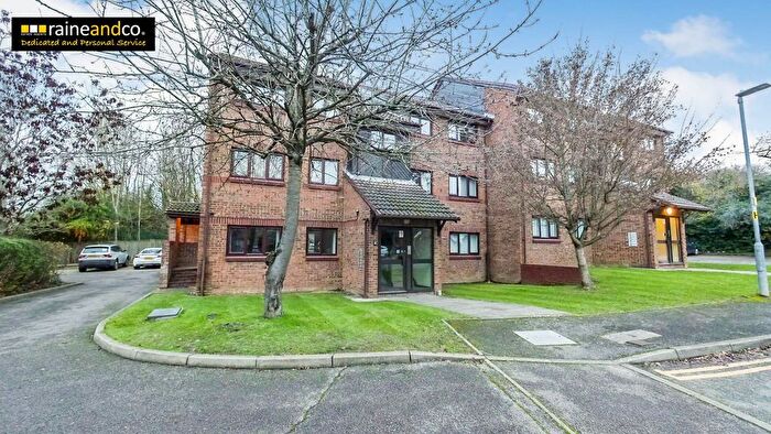 2 Bedroom Flat For Sale In Tudor Close, Hatfield, AL10