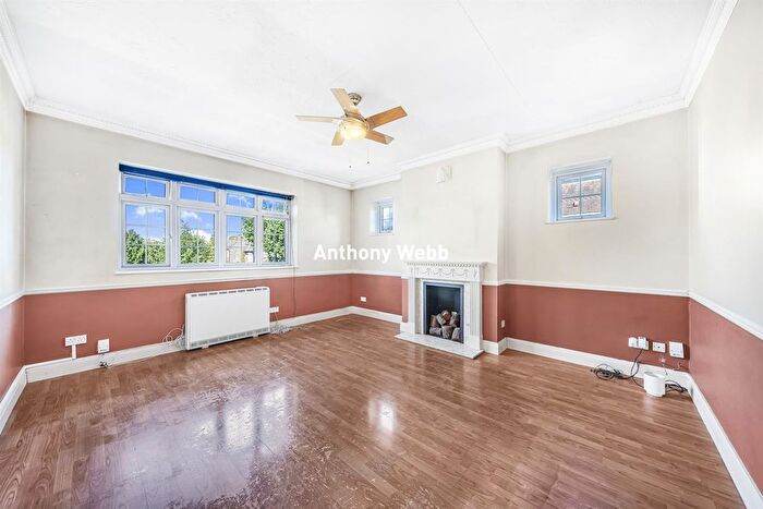 2 Bedroom Flat For Sale In Conway Road, Southgate, N14