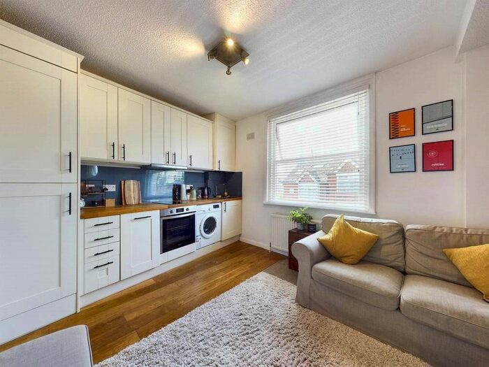 1 Bedroom Flat To Rent In Queens Road, Tunbridge Wells, Kent, TN4