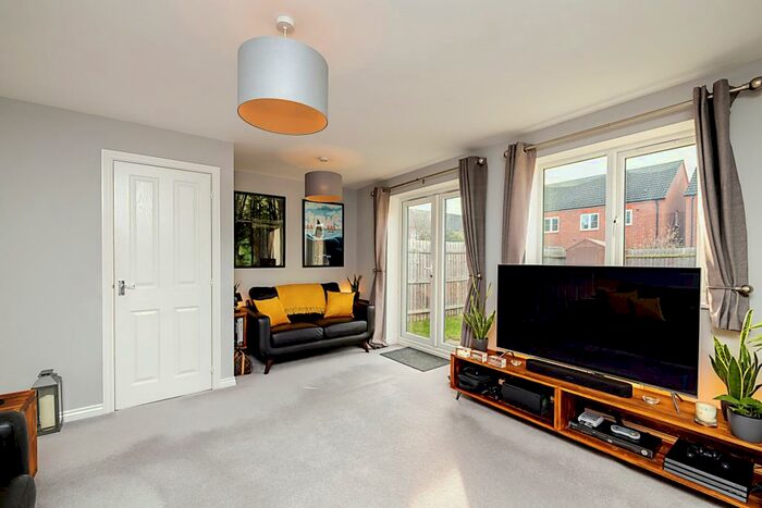 3 Bedroom End Of Terrace House For Sale In Priors Grove Close, Warwick, Warwickshire, CV34