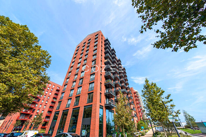 2 Bedroom Flat To Rent In Poplar Riverside, London, E14
