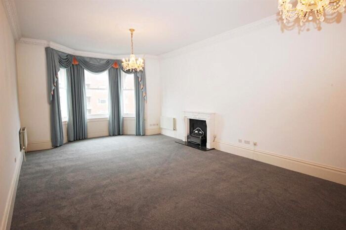 3 Bedroom Flat To Rent In Eaton Gardens, Hove, BN3