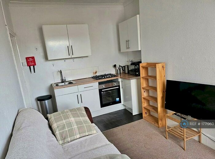 2 Bedroom Flat To Rent In Sunningdale, Bristol, BS8