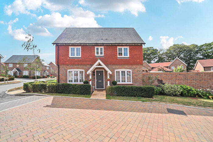 3 Bedroom Detached House For Sale In Deepford Crescent, Hook, RG27