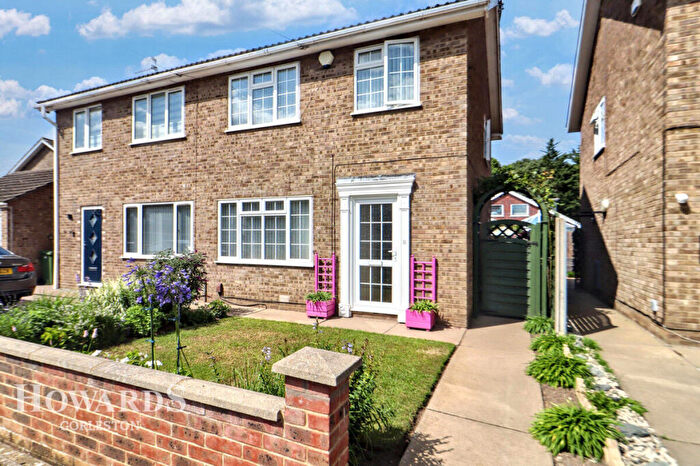 3 Bedroom Semi-Detached House For Sale In Fellowes Drive, Bradwell, NR31