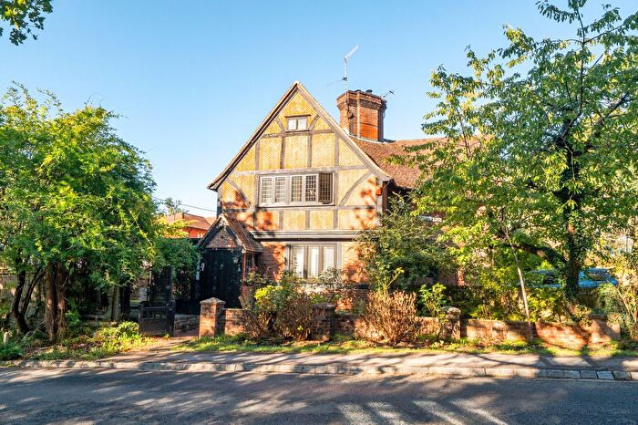 3 Bedroom Semi-Detached House For Sale In Haslemere Road, Brook, GU8