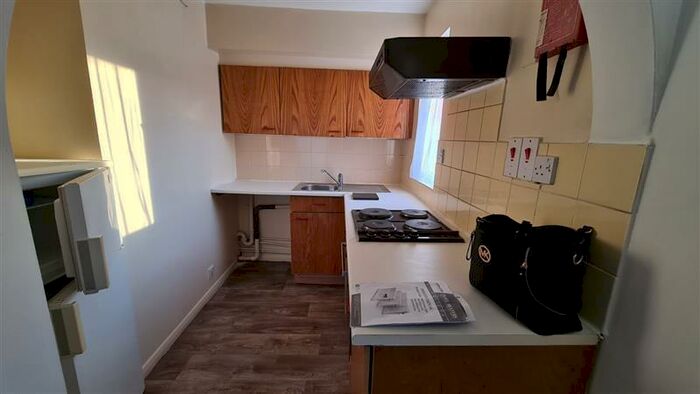 Flat To Rent In Maltby Drive, Enfield, EN1