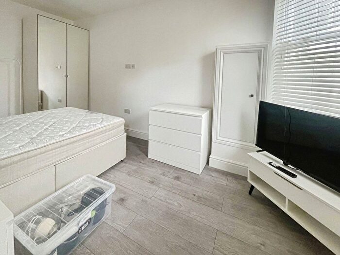 1 Bedroom Flat To Rent In High Street, Egham, Surrey, TW20