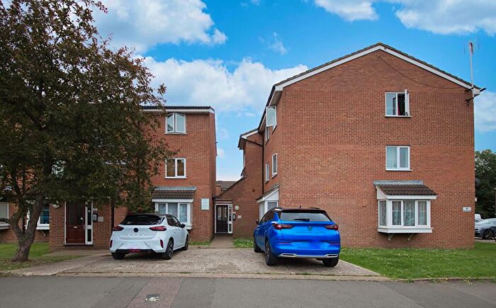 2 Bedroom Apartment To Rent In Poplar Grove, New Southgate, N11
