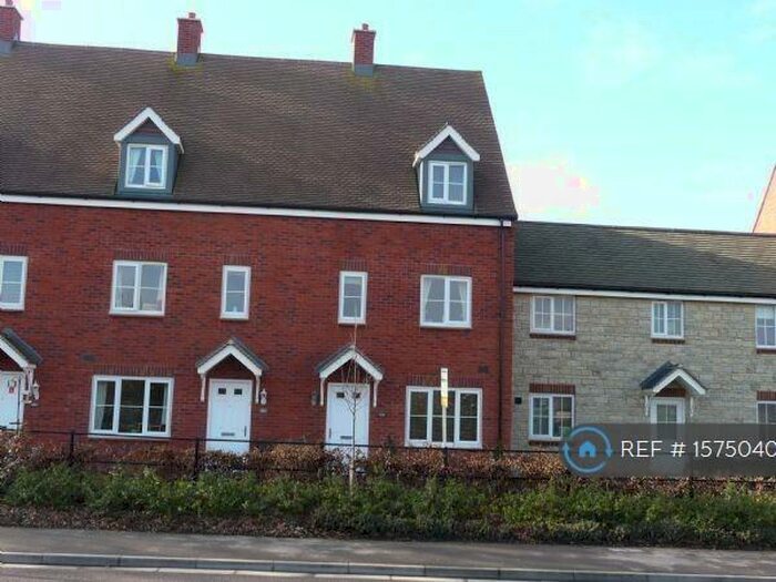 3 Bedroom Terraced House To Rent In Deneb Drive, Swindon, SN25