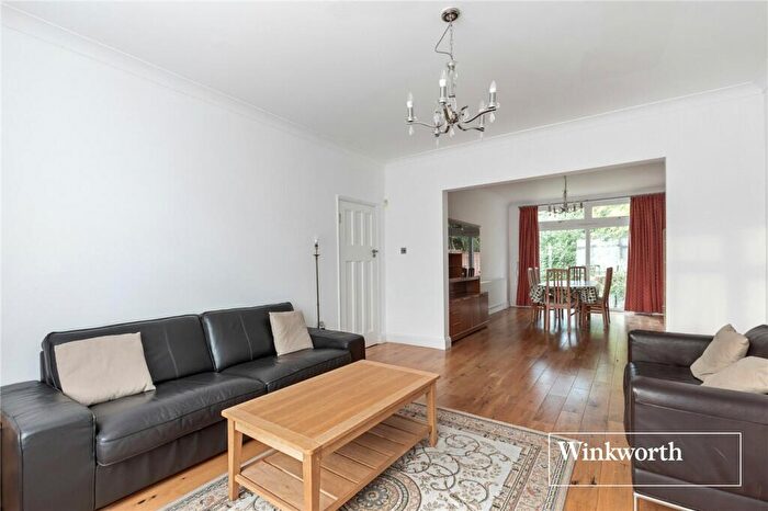 3 Bedroom End Of Terrace House For Sale In Cadogan Gardens, Finchley, London, N3