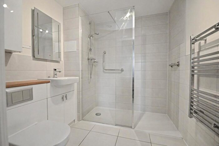 2 Bedroom Flat For Sale In Broadstone, BH18 - Photo 6