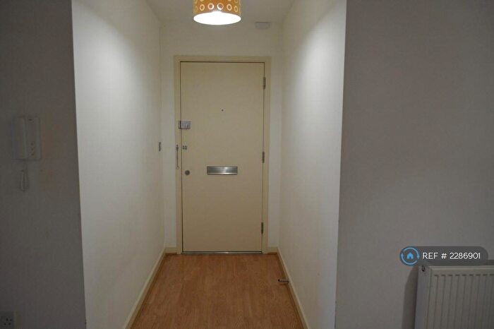 2 Bedroom Flat To Rent In Commercial Road, London, E14