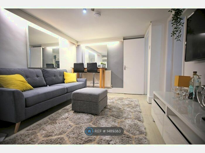 2 Bedroom Flat To Rent In Chorlton, Manchester, M21