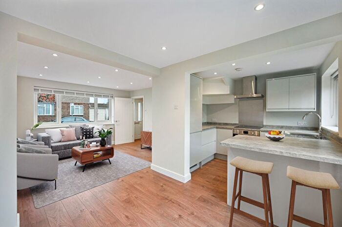 2 Bedroom Terraced House For Sale In Lingfield Road, Worcester Park, KT4