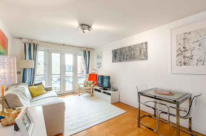 2 Bedroom Flat To Rent In St Davids Square, Canary Wharf, London, E14