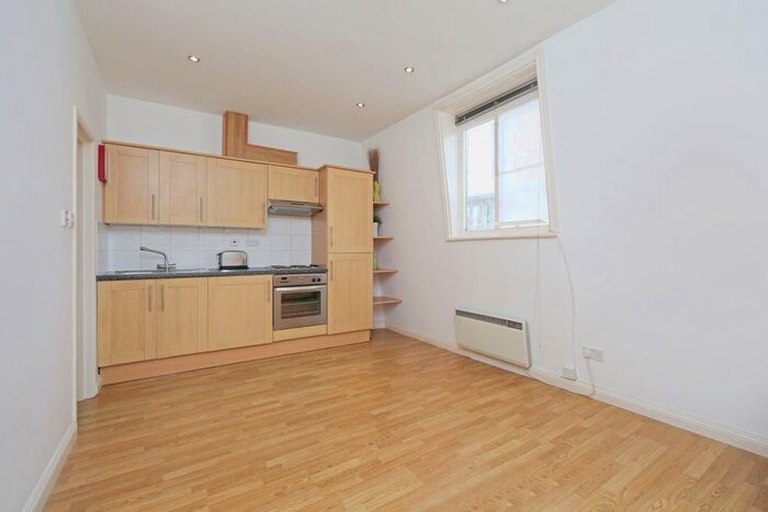 1 Bedroom Flat To Rent In Castletown Road, West Kensington, W14
