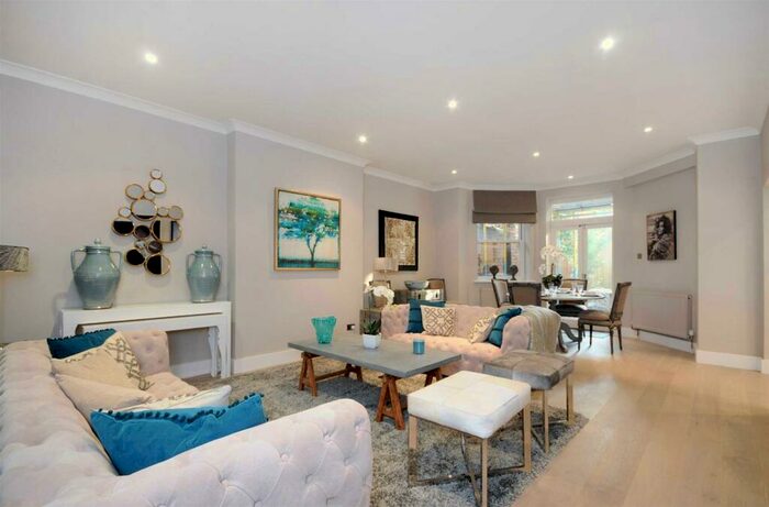 3 Bedroom Flat To Rent In Fitzjohns Avenue, Hampstead, London, NW3