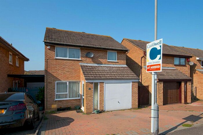 3 Bedroom Detached House To Rent In Favell Drive, Furzton, Milton Keynes, MK4