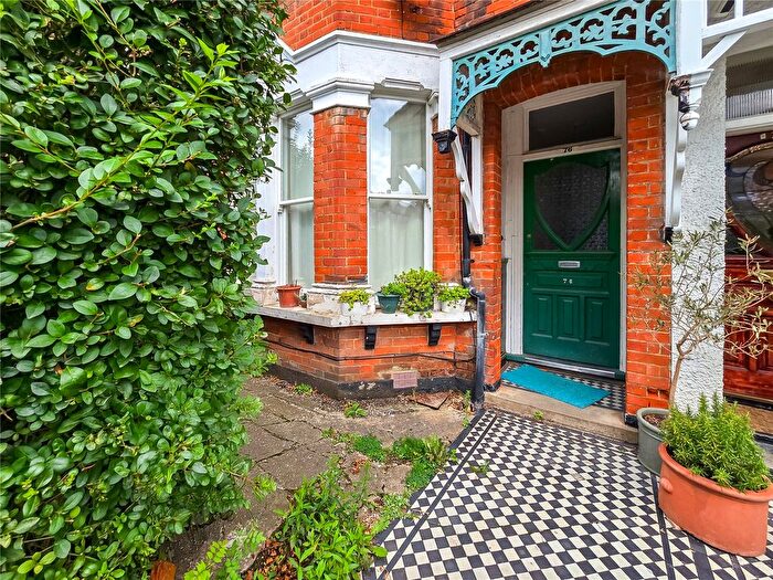 2 Bedroom Flat For Sale In Hertford Road, London, N2