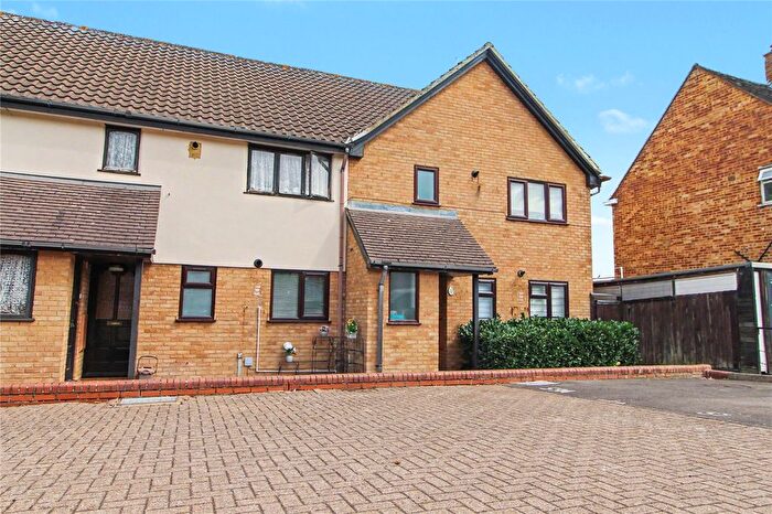 1 Bedroom Maisonette For Sale In Perry Mead, Enfield, Middlesex, EN2